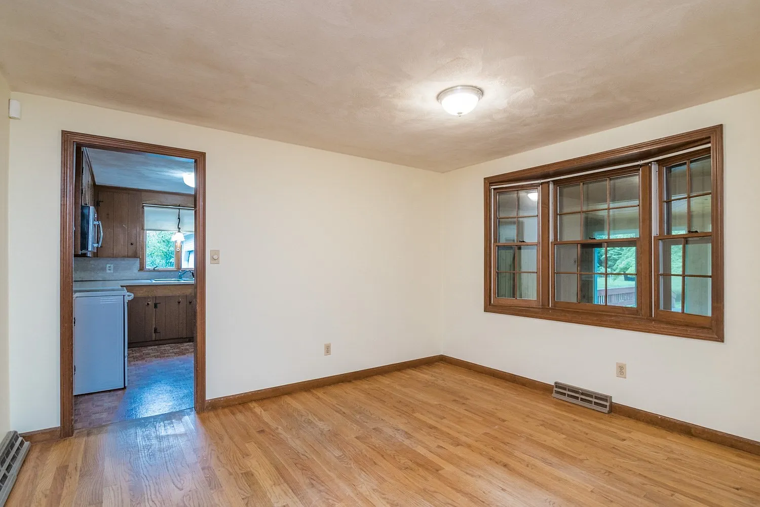 6 bed, 2.5 bath, 2355 sqft, $3,000 — Photo 4