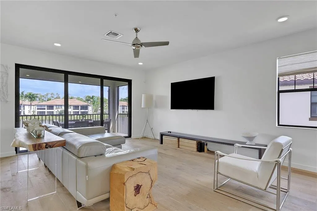 3 bed, 2.0 bath, 2152 sqft, $3,550 — Photo 2