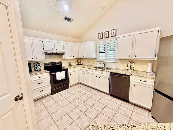 5th image of 332 Castle Dr