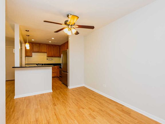 4th image of 9S110 Lake Dr APT 14-106