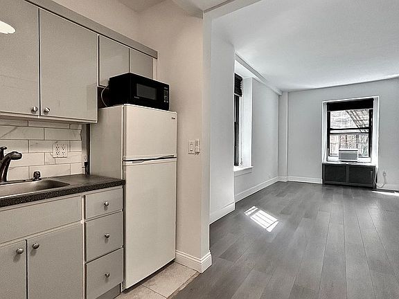 4th image of 504 Cathedral Pkwy #1G