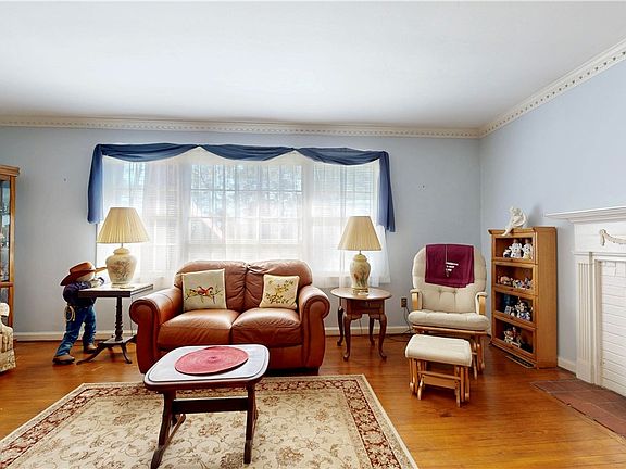 5th image of 1613 Camellia Dr