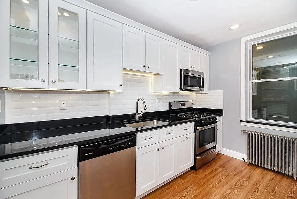 3 bed, 1020 sqft, $3,800 — Photo 3