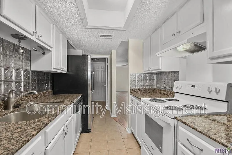 2 bed, 1.5 bath, 1260 sqft, $1,395 — Photo 2