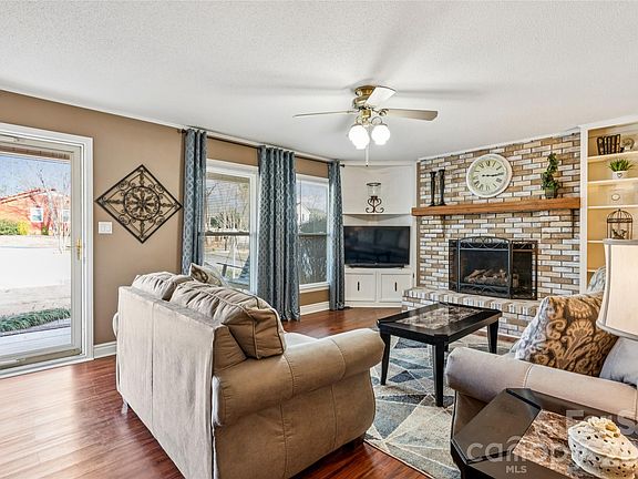5th image of 2501 Castlewood Dr