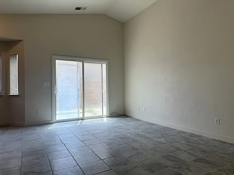 614 Barbara Ct — Photo 8