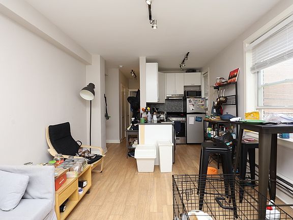 5th image of 511 W Belmont Ave #72