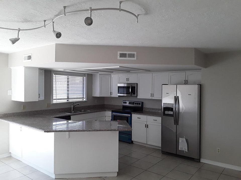 2nd image of 3079 S Chestnut Cir