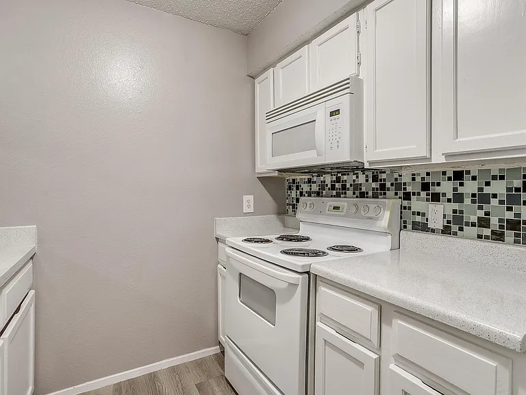 River Ranch Apartments — Photo 18