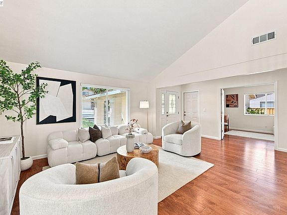 4th image of 774 Iroquois Way