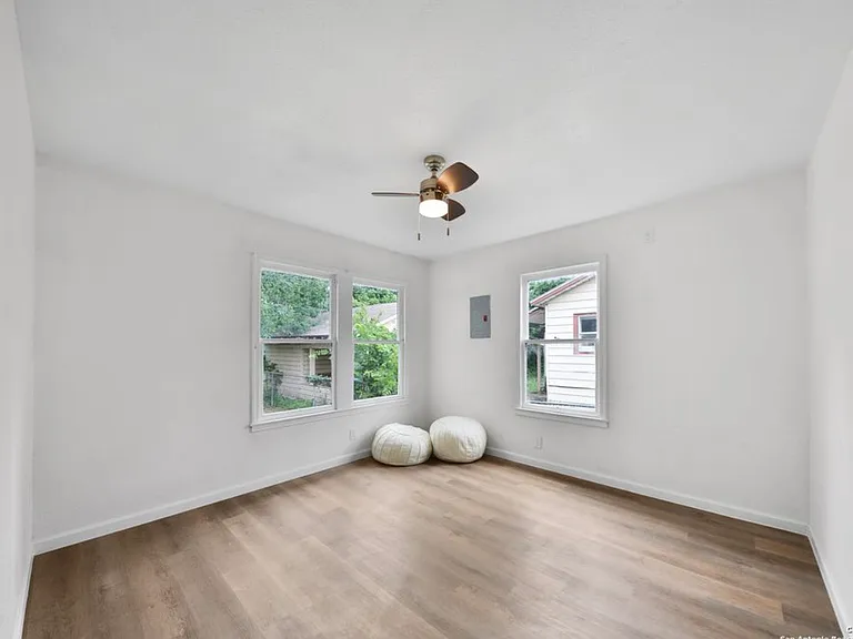 127 Burke Ave — Photo 8