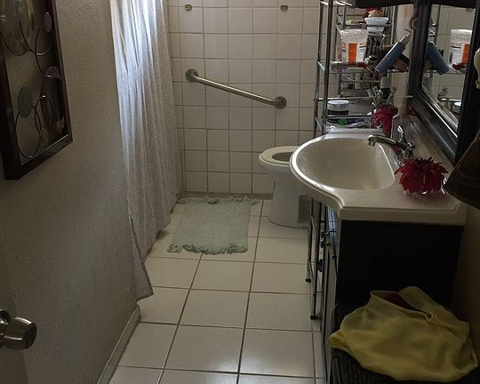 3rd image of 513 S Rowan Ave