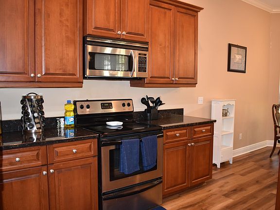 5th image of 220 NW Kelly Lake Ct