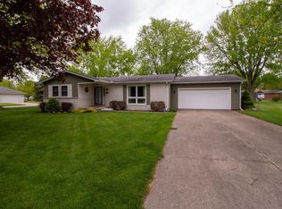 14 Rainbow Dr, Rossville, IN 46065