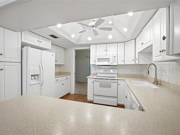 3rd image of 522 Bristle Cone LN #62