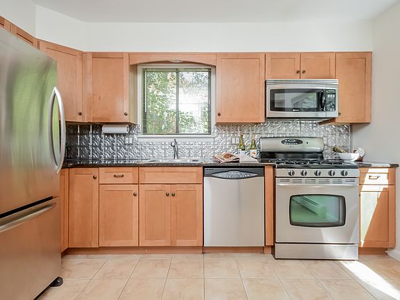 5th image of 60 Amber Dr