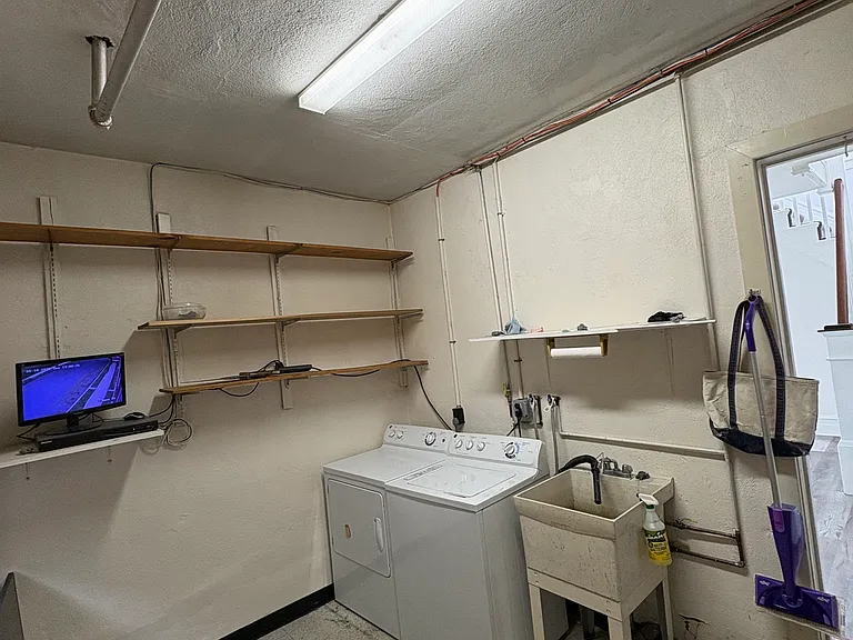 Laundry room (1st floor)