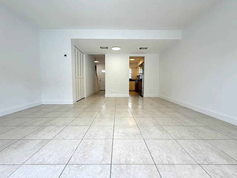 413 N Cypress Dr — Photo 4