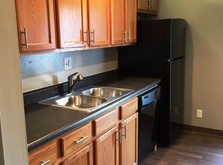 707 Wiggens Ferry Dr, Creve Coeur, MO 63141