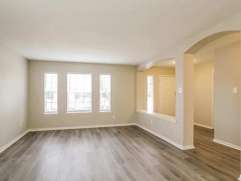 31518 Kingston Village Dr — Photo 9