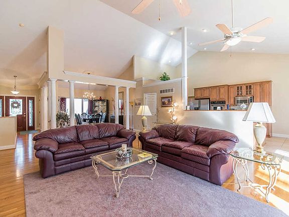 3rd image of 893 Cedar Dr
