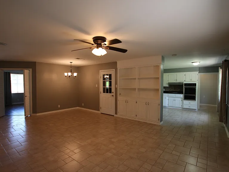 2930 Williamsburg Dr — Photo 7