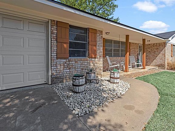 3rd image of 1008 Top Hill Drive