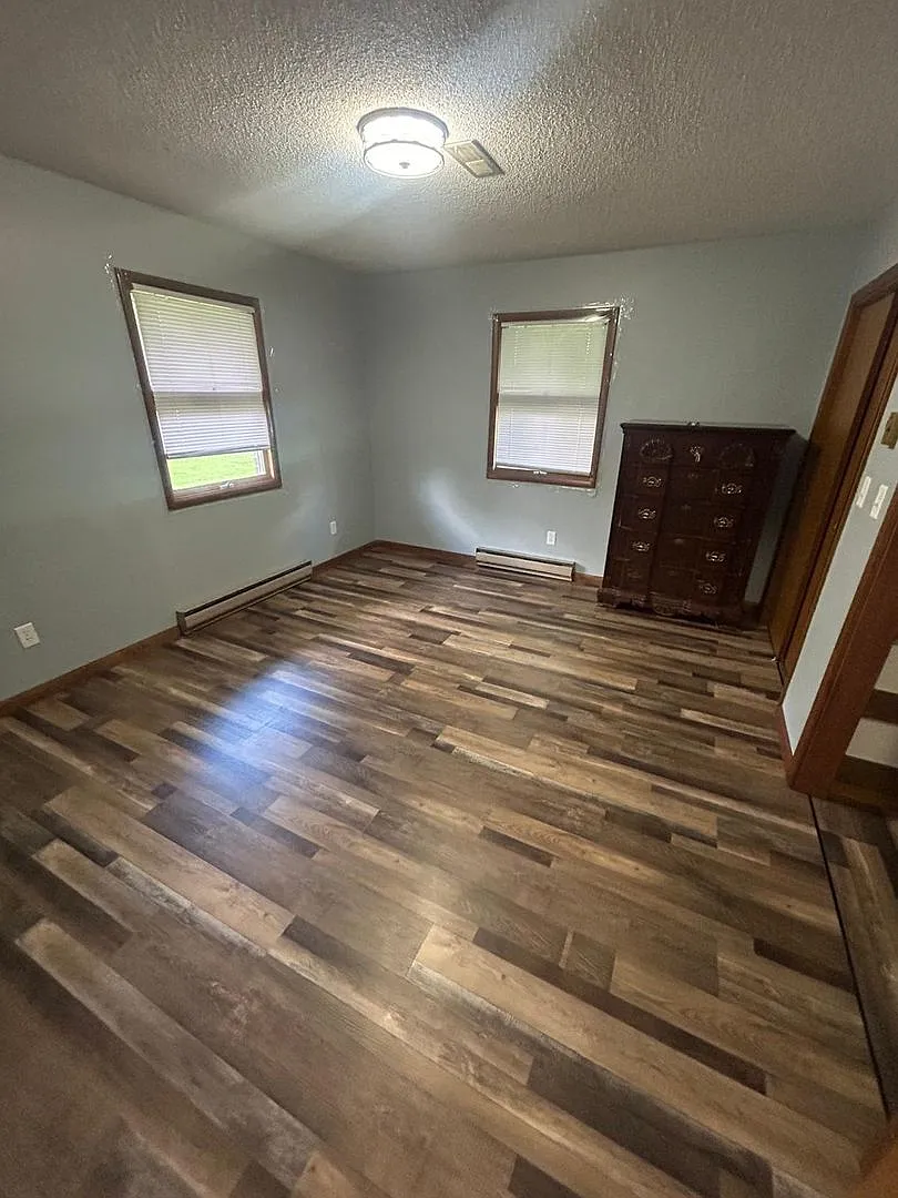 Gorgeous 2-Bedroom Apartment with Garage in a Quiet Neighborhood — Photo 3