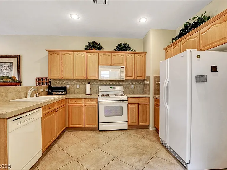 251 Queens Ct — Photo 12
