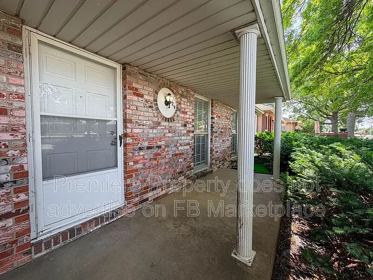 4329 Sterling Ave — Photo 2