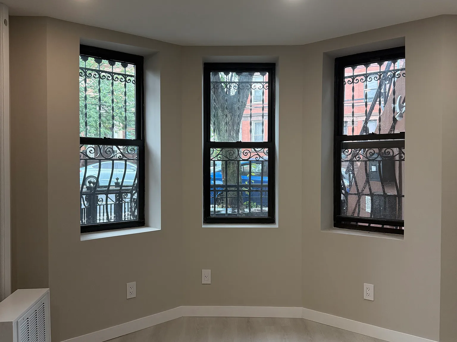 3 bed, 1000 sqft, $3,700 — Photo 2