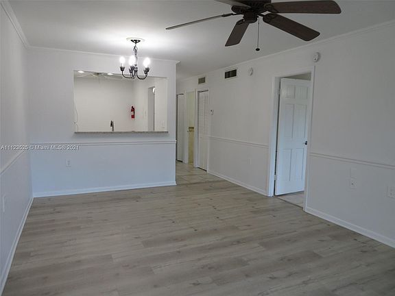 Light and bright living and dining area