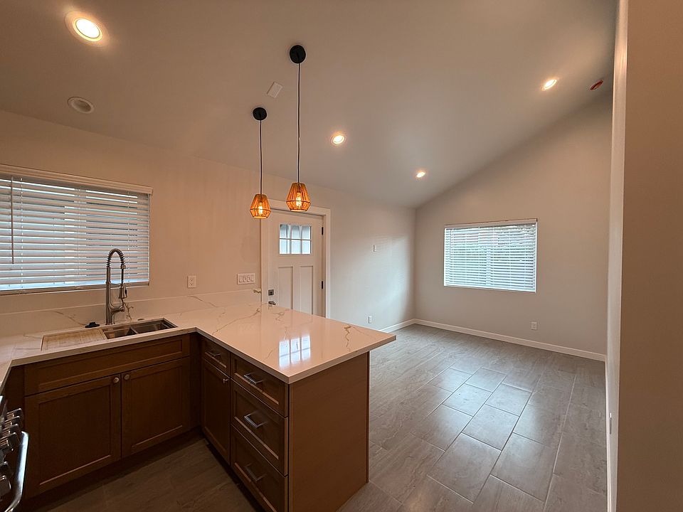 Living room w vaulted ceilings