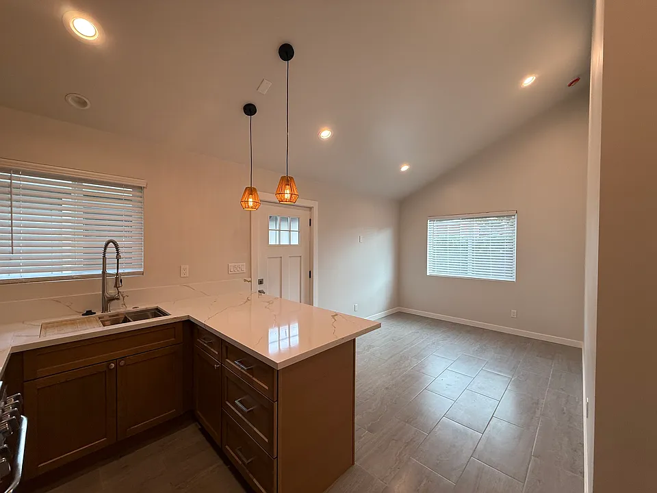 Living room w vaulted ceilings