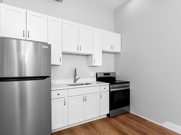 3rd image of 1219 W Devon Ave #202