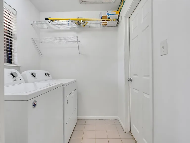18085 Lake Dr E — Photo 32