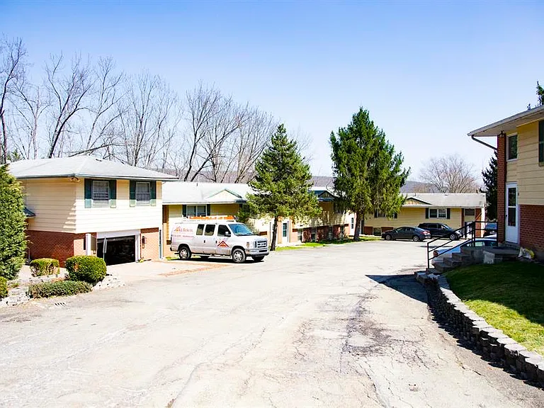 Mountain Ridge Townhouses — Photo 1