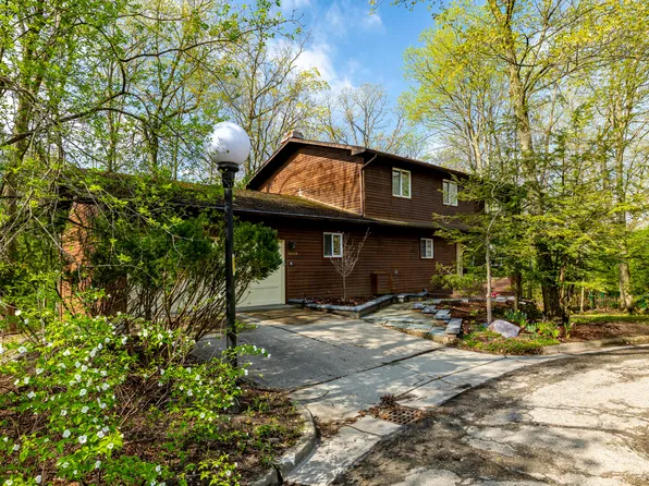 3949 Waldenwood Dr, Ann Arbor, MI 48105
