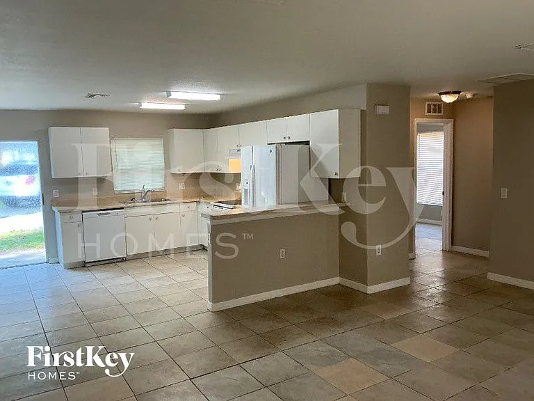 412 10th Ave E — Photo 4
