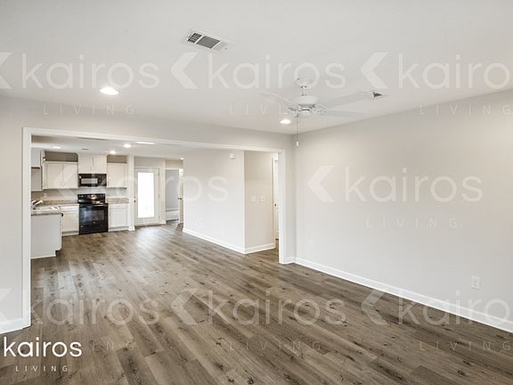 3rd image of 1251 Maxwell Cir
