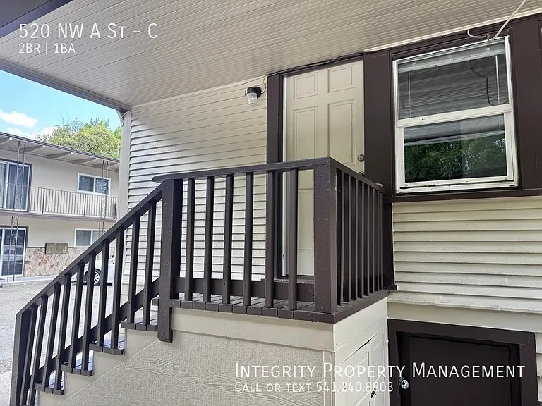 520 NW A St #C — Photo 2