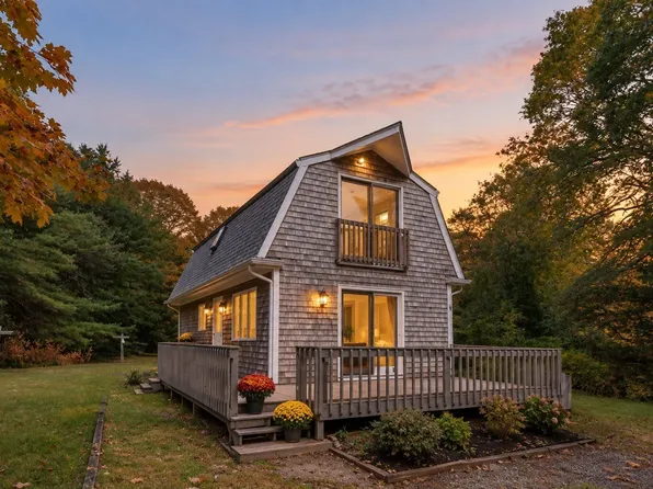 32 Acushnet Rd, Mattapoisett, MA 02739