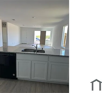 4 bed, 2010 sqft, $2,980 — Photo 2