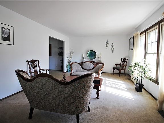 4th image of 402 N Glengarry Dr