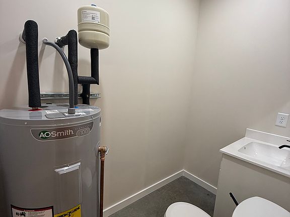 4th image of 507 Jackson Ave #1