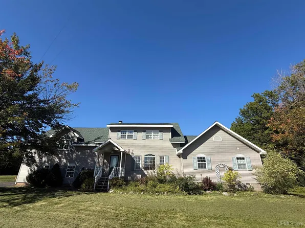 105 Indianhead Rd, Wakefield, MI 49968