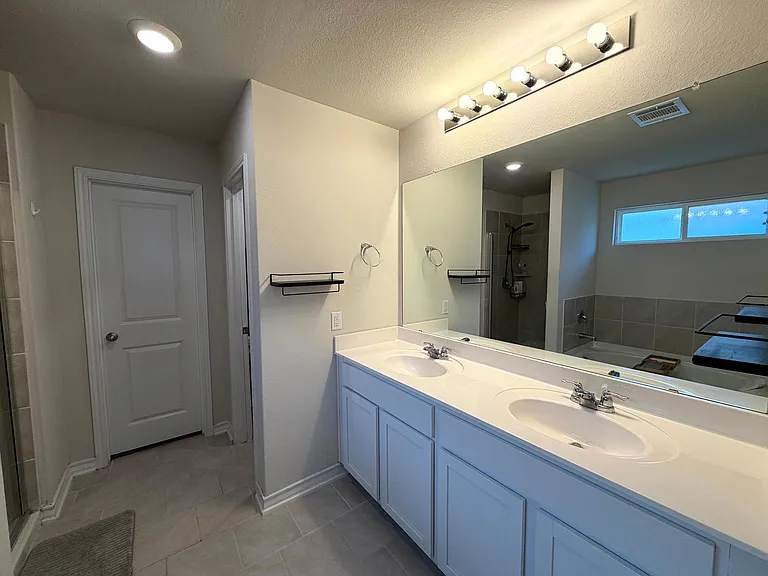 6811 Whisper Grv — Photo 17