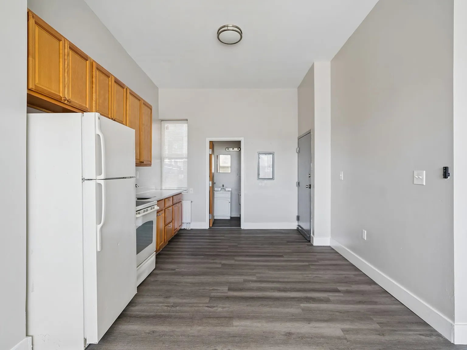 Studio, $990 — Photo 2