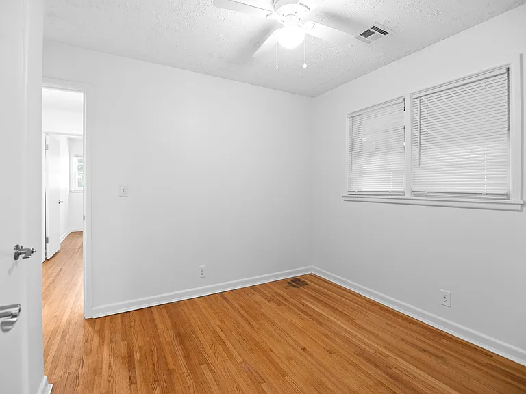 1860 Windsor Ct — Photo 15