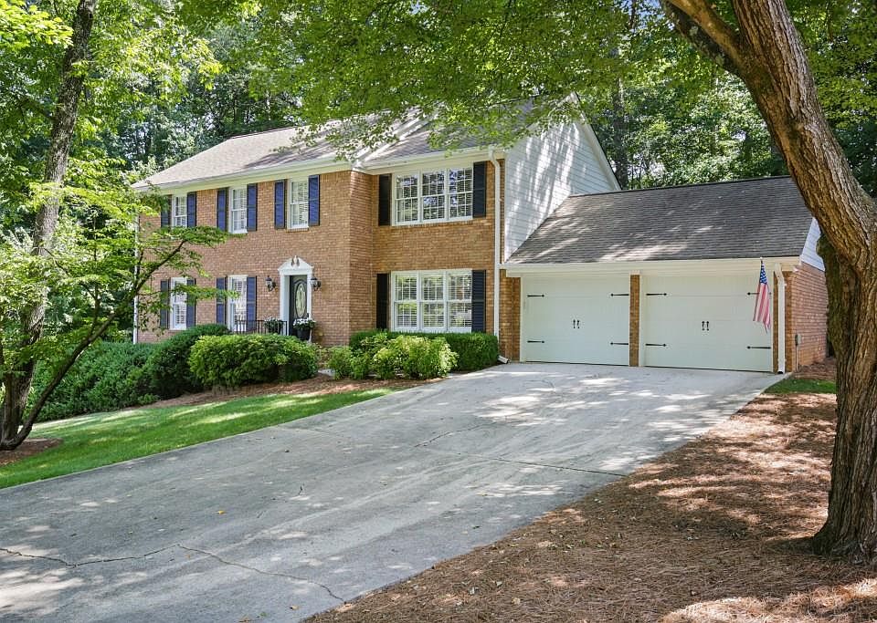 1st image of 300 Somerset Ln SE